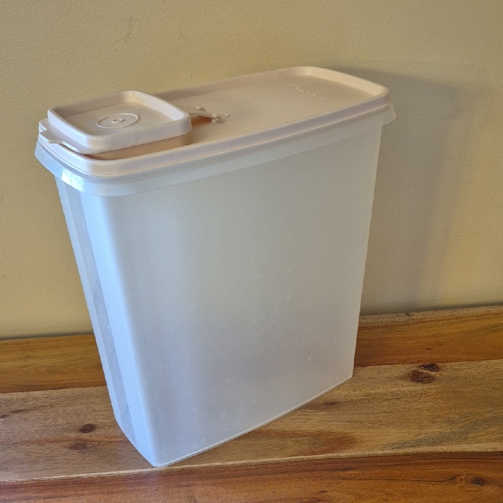 Tupperware #1590-7 Large Cereal Keeper Food Storage Container - Pink Lid